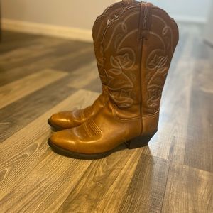 Woman’s/Girls cowgirl boots, 6.5 woman’s. Barley used, good for horse back!